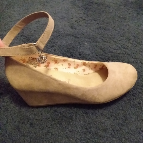 Tan Wedges - Picture 2 of 2